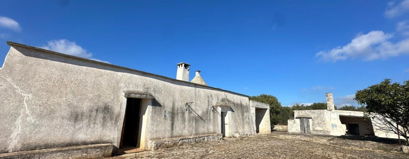 Trulli and lamia with olive grove in Ceglie Messapica, for sale